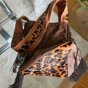 House of Harlow 100% leather, and cowhide leopard print purse with chain detail.